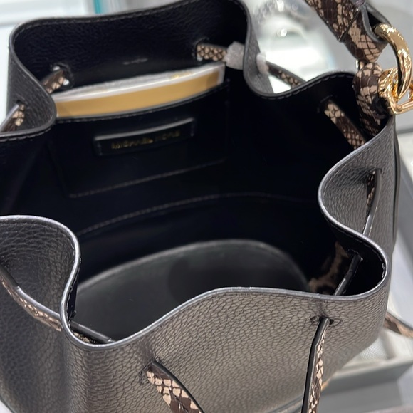 MICHAEL KORS 
Reed Md Pebbled Leather Belted Bucket Messenger Satchel Crossbody - Picture 9 of 16